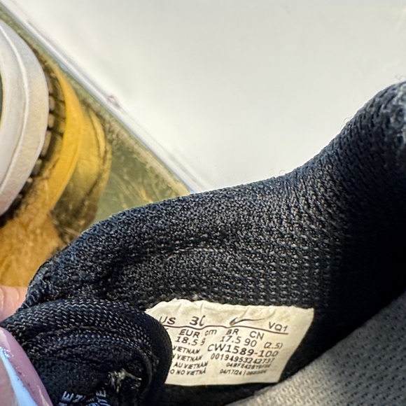 Nike Kids Black and White Sneakers 3C - Picture 7 of 11